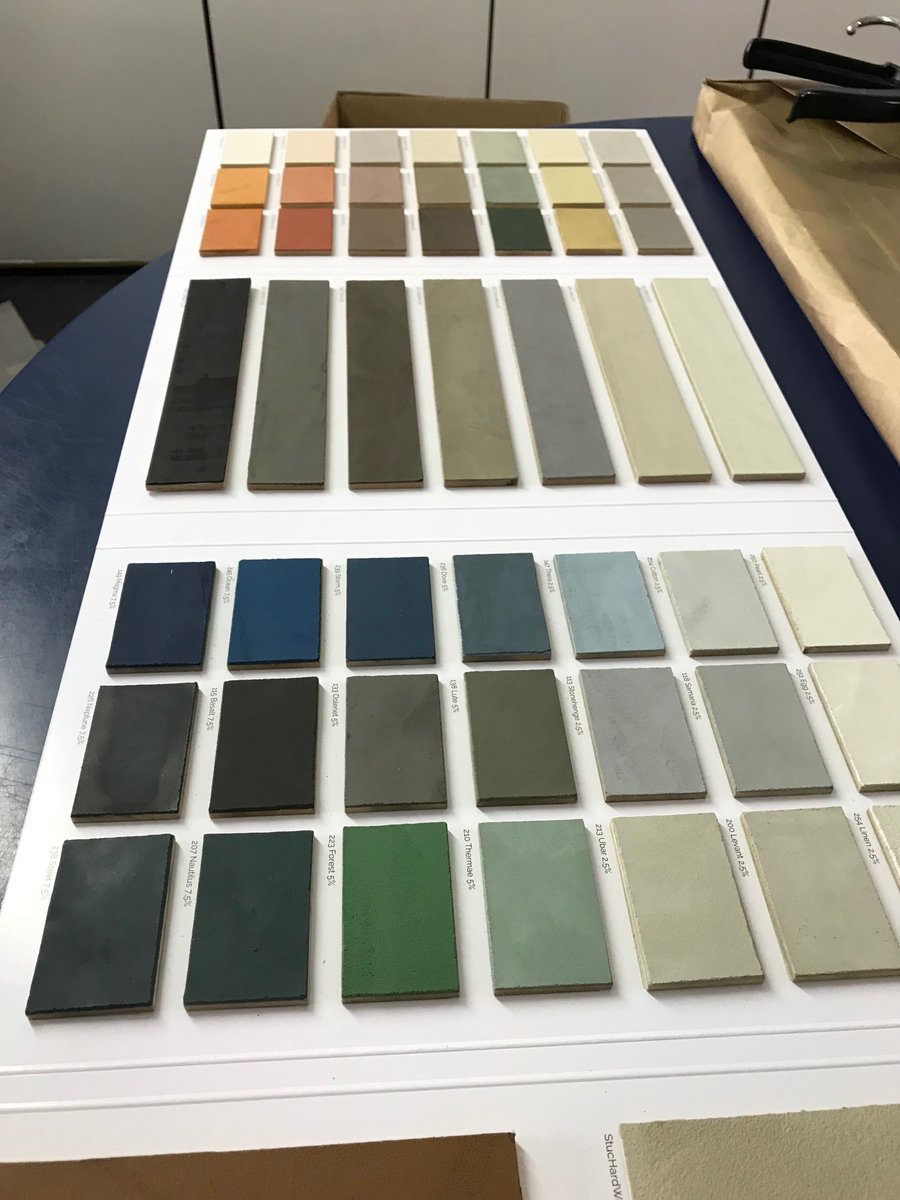 StoopenMeeus's tweet photo. Roxanne zorgt vr de afwerking van onze nieuwe #stuc kleurkaarten. Weldra te bestellen. #stuc #kleur #medewerkerindekijker bij @StoopenMeeus https://t.co/Cb0CnKrSxT
