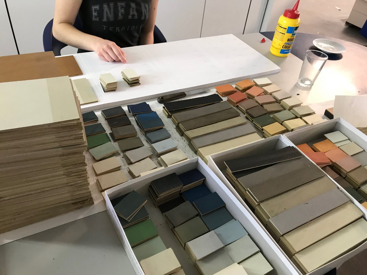 StoopenMeeus's tweet photo. Roxanne zorgt vr de afwerking van onze nieuwe #stuc kleurkaarten. Weldra te bestellen. #stuc #kleur #medewerkerindekijker bij @StoopenMeeus https://t.co/Cb0CnKrSxT