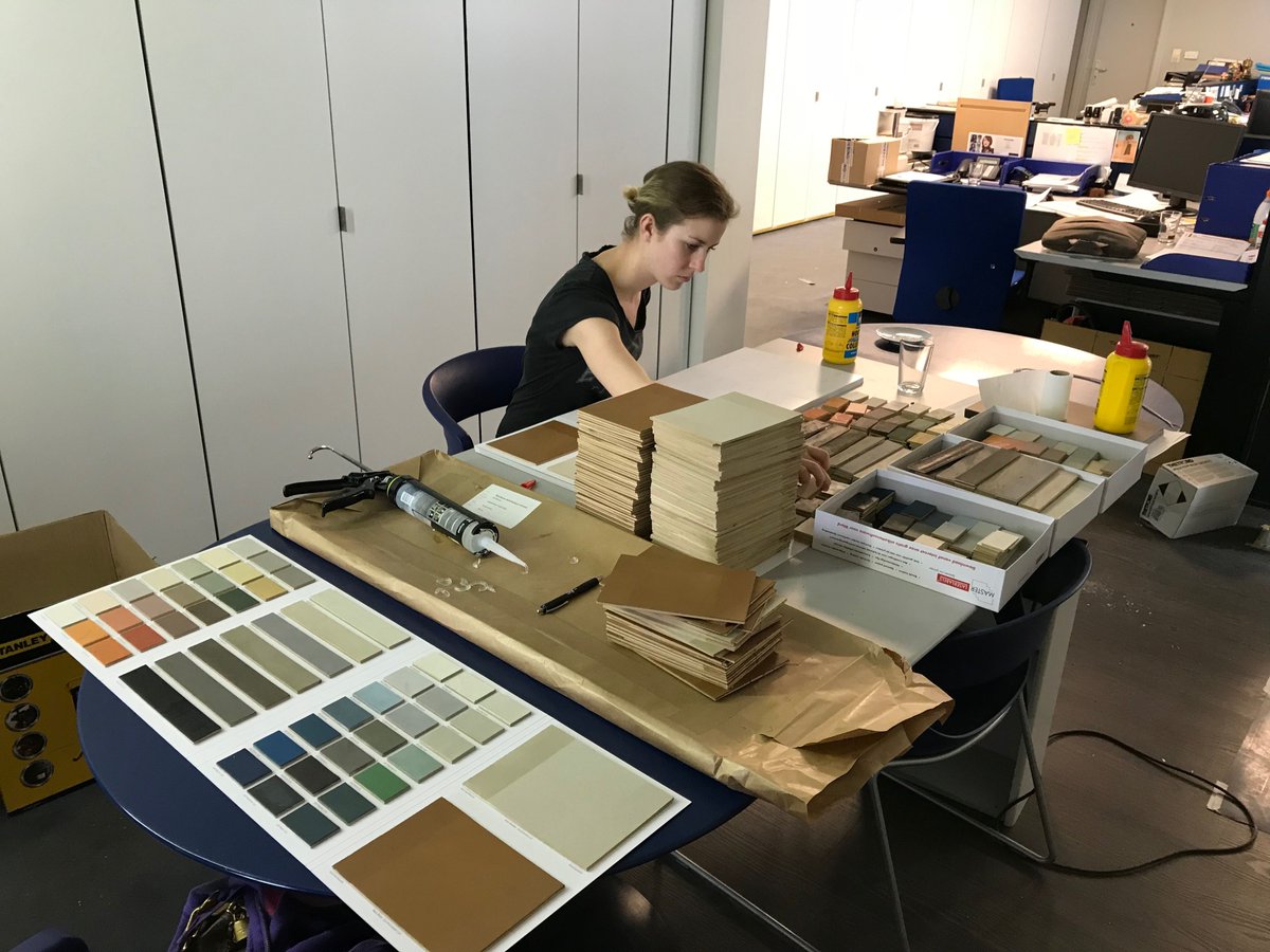 StoopenMeeus's tweet photo. Roxanne zorgt vr de afwerking van onze nieuwe #stuc kleurkaarten. Weldra te bestellen. #stuc #kleur #medewerkerindekijker bij @StoopenMeeus https://t.co/Cb0CnKrSxT