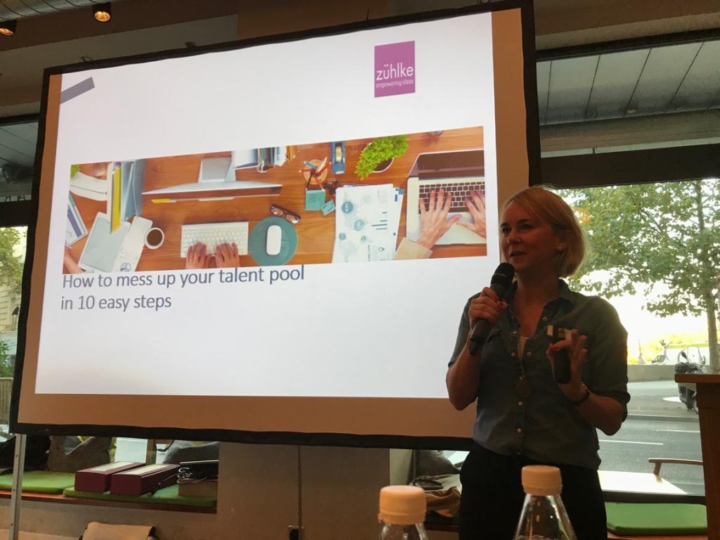 stefanelli_sa's tweet photo. Practice sharing @HRGipfel mit @CarolineOslizlo @zuehlke_group https://t.co/Oz4vukBCNu