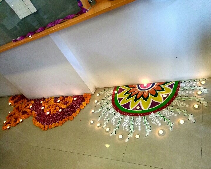 Hubiloconnect's tweet image. The festival of joy is here and we, for one are thrilled! Pre-Diwali celebrations at Hubilo. #diwali2017  #festiveseason #hubiloteam