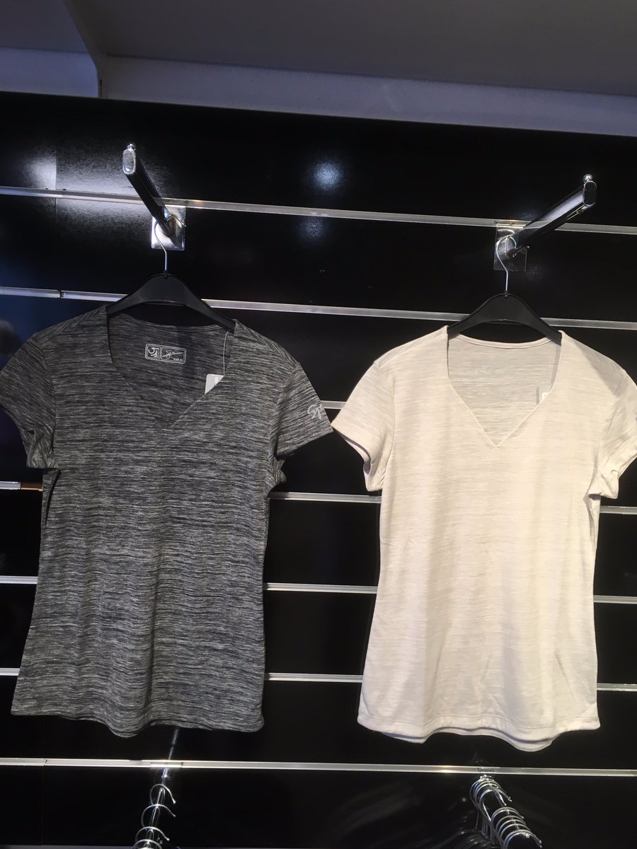 Sjeng pakt uit met een spetterende HERFSTAANBIEDING 2 HALEN = 1 BETALEN
LACEI DAMES SHIRT
<a href="/SjengSports/">SjengSports</a> tennisstorenl.nl/catalogsearch/…