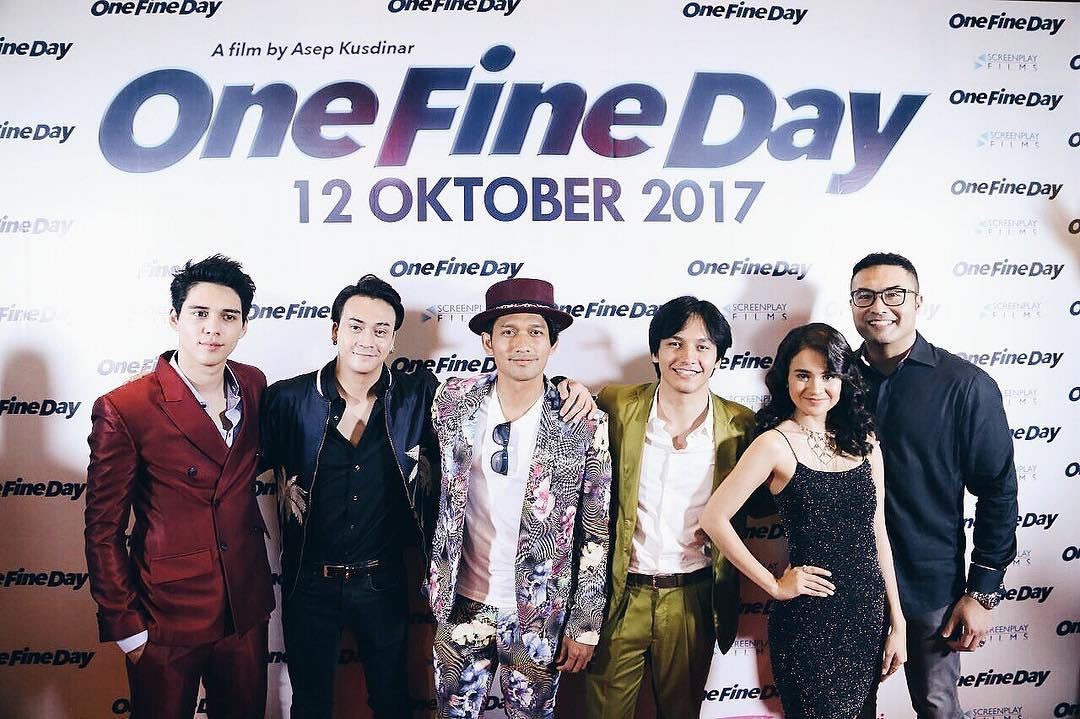 Pemainnya aja keren-keren, apalagi filmnya! Saksikan #OneFineDayMovie di bioskop kesayangan kamu.