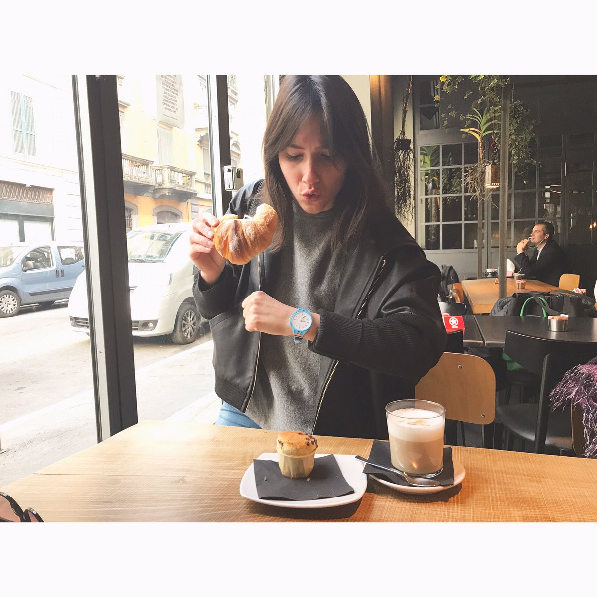 lodocomello's tweet photo. Quando decidi di fare colazione con calma al bar...e invece...👉🏼⏰🏃🏻‍♀️🤣 #InCollaborationWith @SwatchItaly #YOURMOVE #SwatchSkin BUONGIORNO! https://t.co/Zl7yTSfgCW