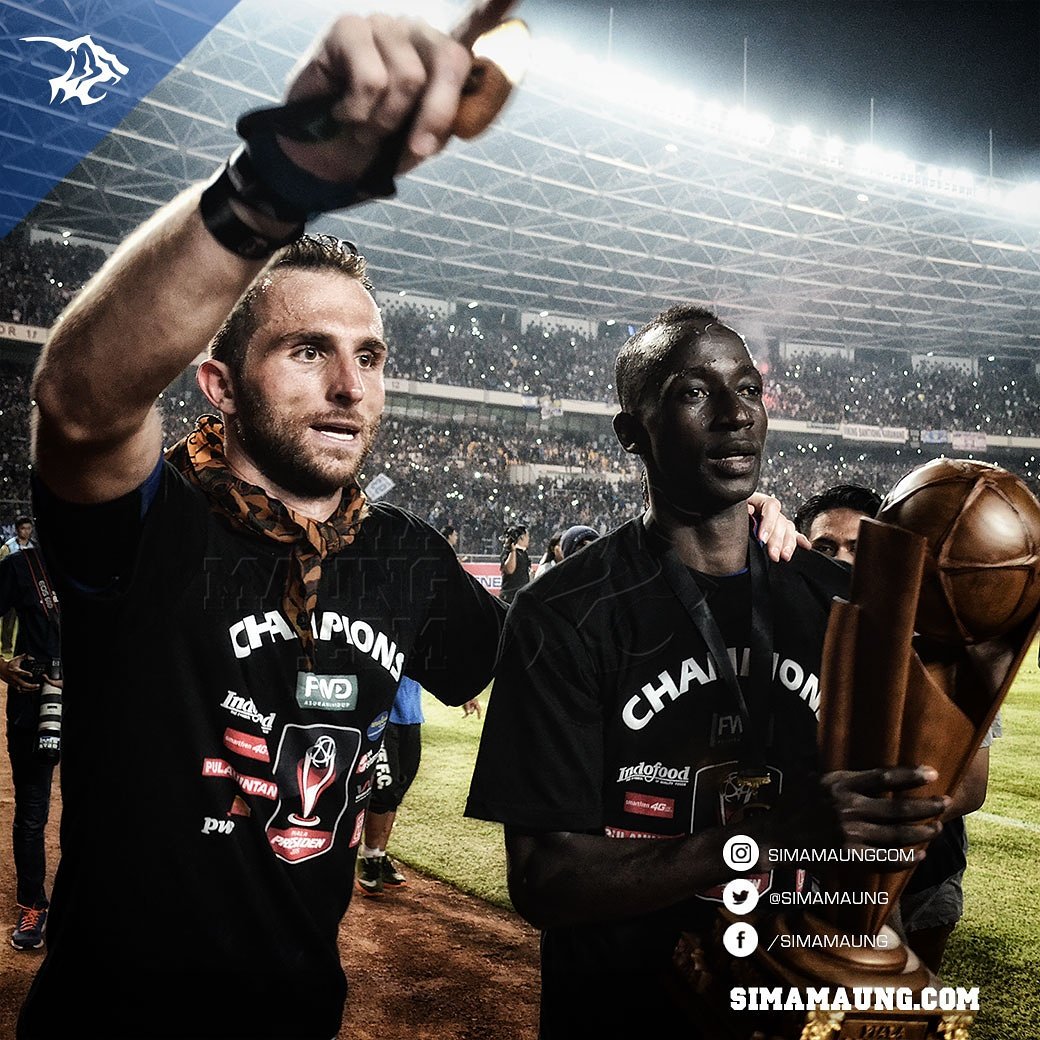 Sang waktu tanpa perasaan, mengikis dalam setiap kenangan, kita pernah bahagia penuh senyuman, kemudian dijatuhkan dalam lubang ketiadaan