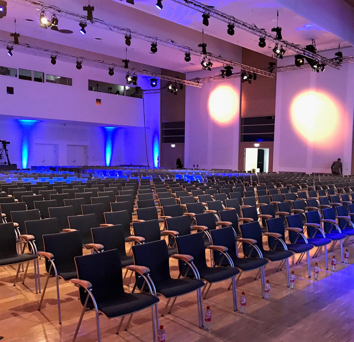 simplifier_io's tweet photo. Gleich geht's los auf dem #Connect2017 #SAPPartnerSummit. Treffen Sie unseren Kollegen Roland Lunck vor Ort. @SAPdach #iTiZZiMO #Simplifier https://t.co/qUcLjzr6Ym