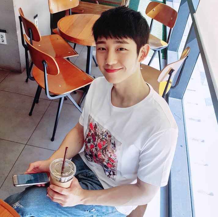 TheDramaKorea's tweet photo. Jung Hae In : Umur 30, muka 13 tahun. Saking kiyowo-nya minta banget di namjachingu-in. https://t.co/COhtfHLy0t