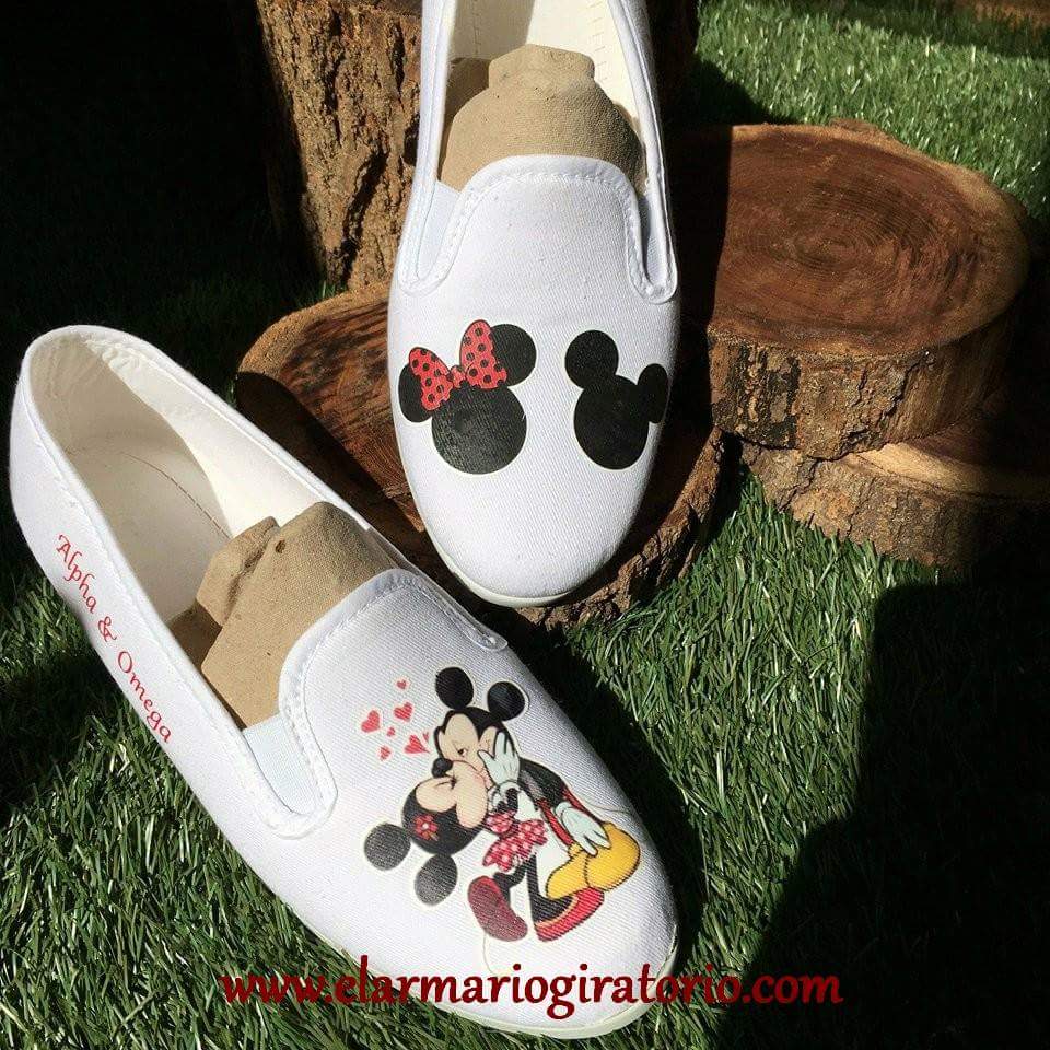 Caasi todo se hace desde cero, bajo pedido, podemos hacer lo que queráis.  Encargo de zapatillas Disney total para una novia muy especial.