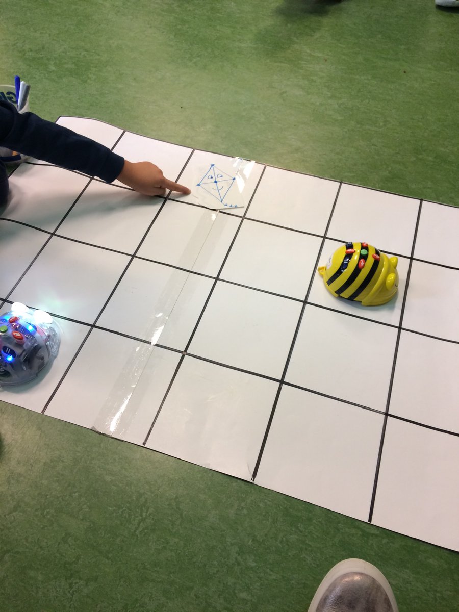 maternamagliano's tweet image. #codeweek2017 Bee-Bot incontra Blue-Bot,sono diventati già grandi amici😍😍