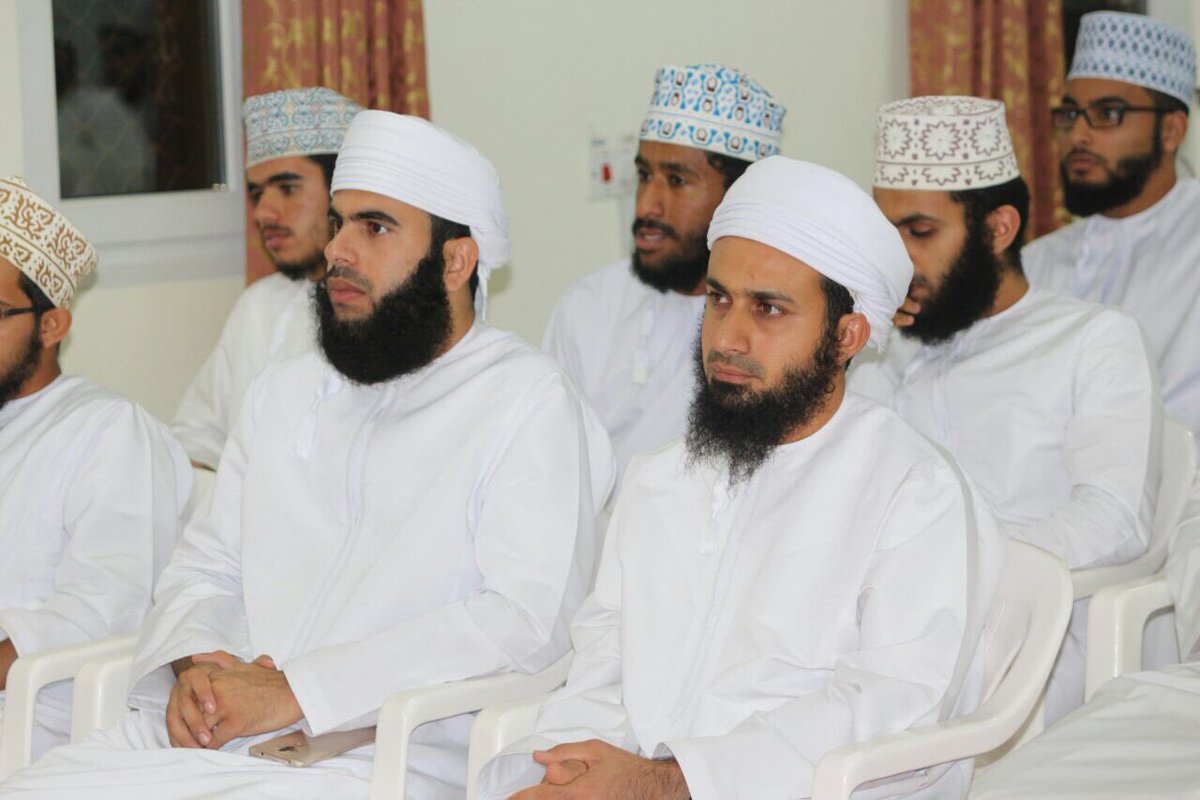 ضيوفنا الكرام✨
أيها العازفون نشيدَ: "أهلًا وسهلًا"
نشيد: "هل من علومٍ معكم؟"
كم شعرنا بالأنسِ، وأحسسنا أن المكانَ مكانُنا، والشعرَ شعرُنا!