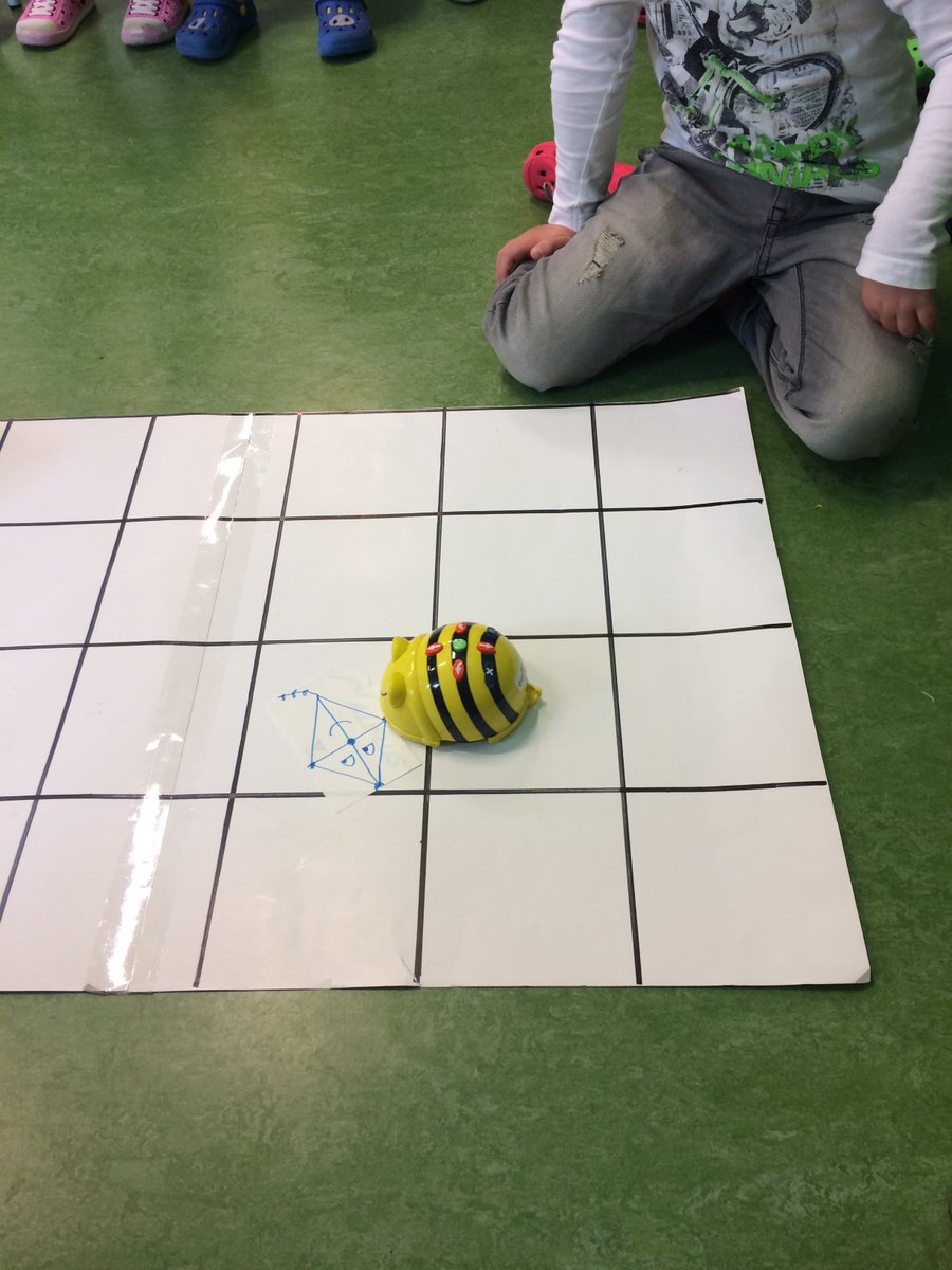 maternamagliano's tweet image. #codeweek2017 Giochiamo con Bee-Bot e l’aquilone Gedeone!