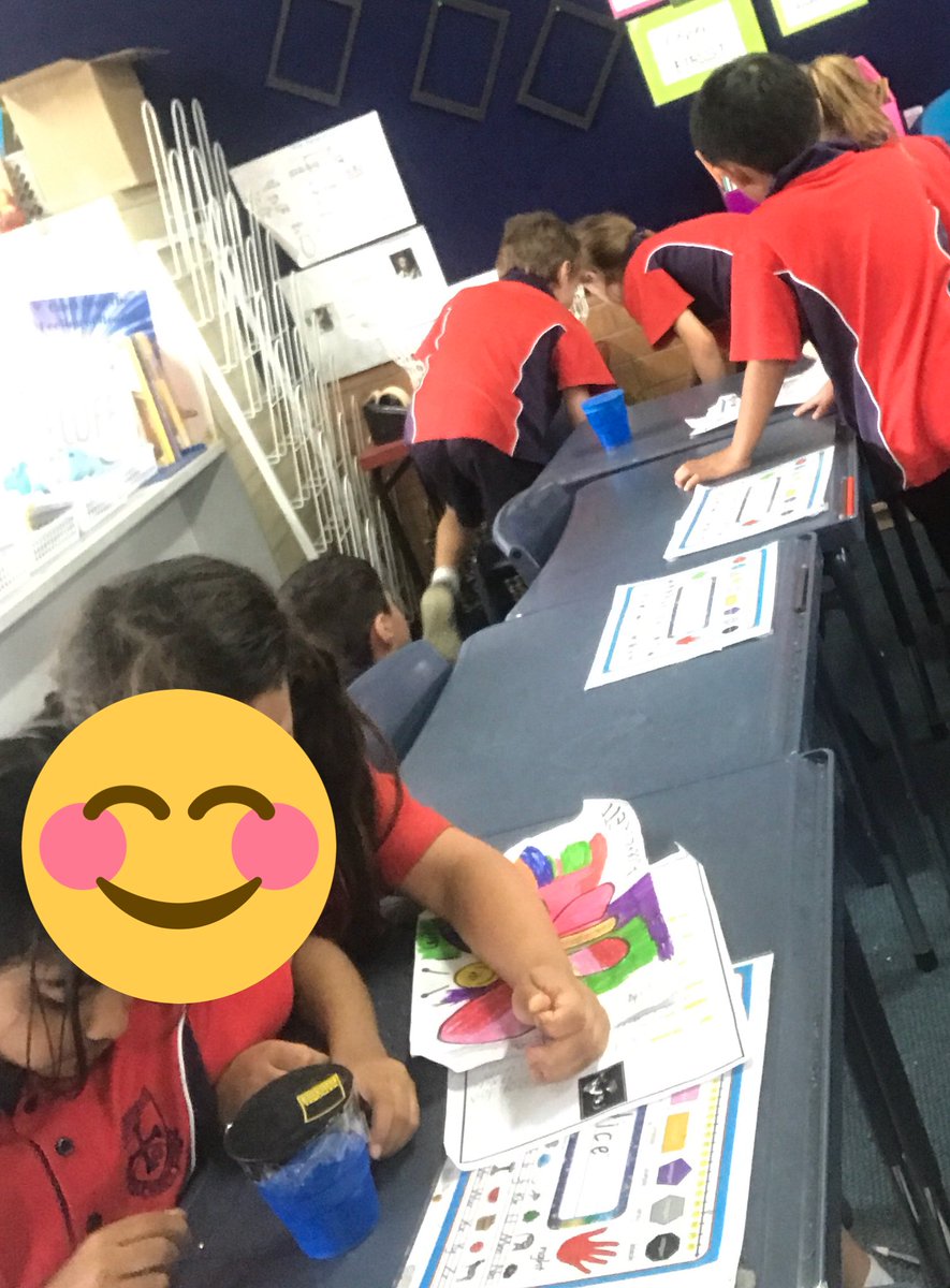 SmallhumansRfun's tweet photo. Sound (Science)- when Primary Connections doesn’t cut it...👋’s on vibrations/sound waves 🔊using 🎈🥛&amp; sequins. https://t.co/T4dDdqCSEi
