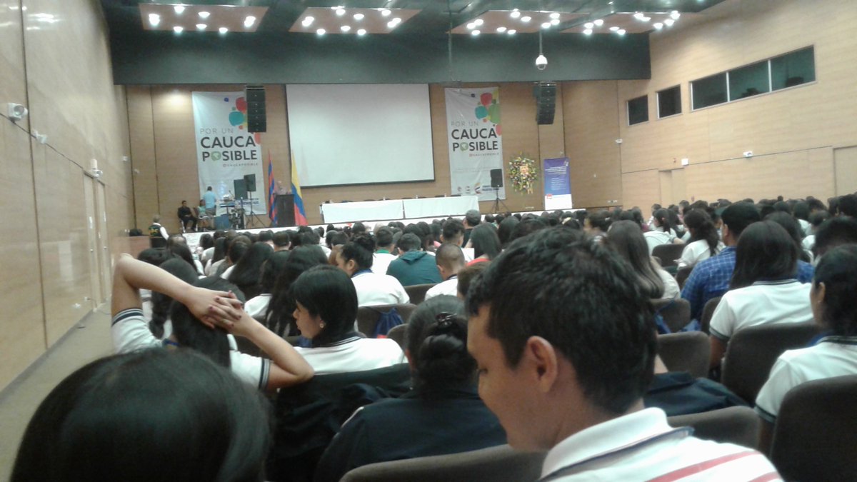 #AlejandroAlvarez. Diferencia entre Licenciaturas y #EscuelasNormales: tradición en construcción de ser maestro - vocación. #enFormacion