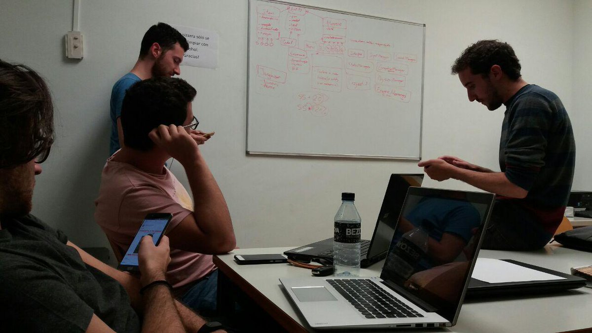 ChaoticGamesDev's tweet image. Equipo de desarrollo debatiendo la arquitectura de clases del juego #gameDev #gameDesign #IndieGameDev