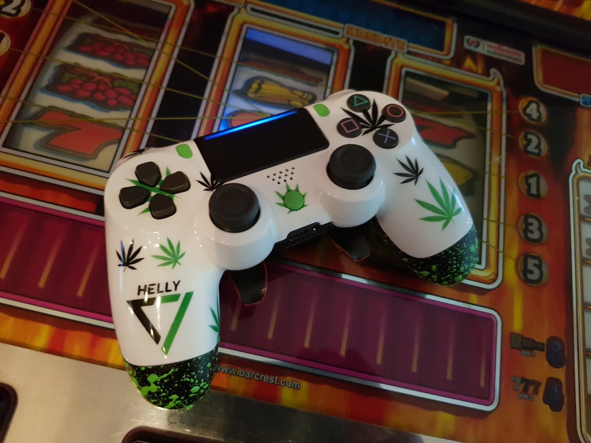 C7HELLY's tweet photo. My new custom controller😍 tnx @TRU_Modz  ...i quitted smoking but its a good memory 4 a new start👍 https://t.co/nGBqAaKF6B
