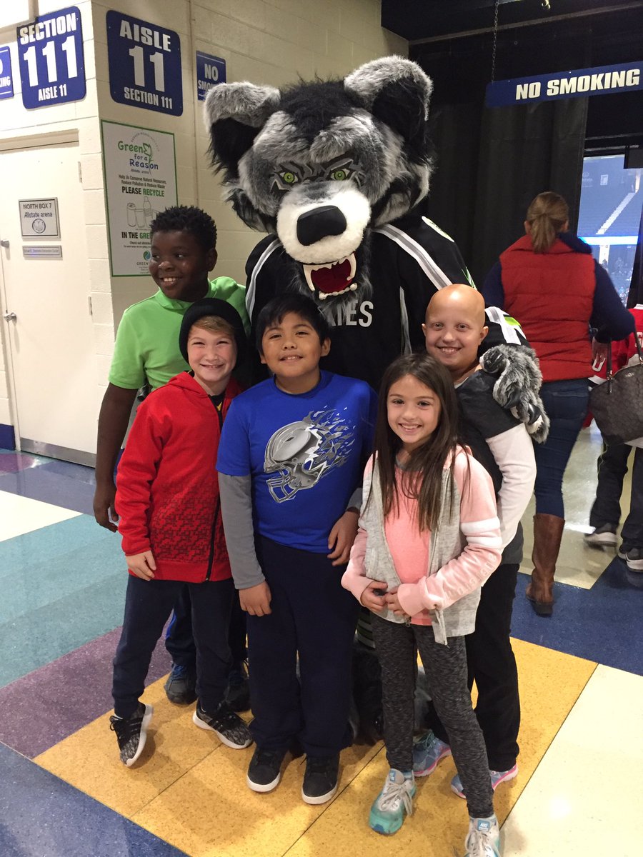 SucheckiMaureen's tweet photo. Taking a break from the books! Let's go Wolves #IGInspires https://t.co/TDqf156wCn