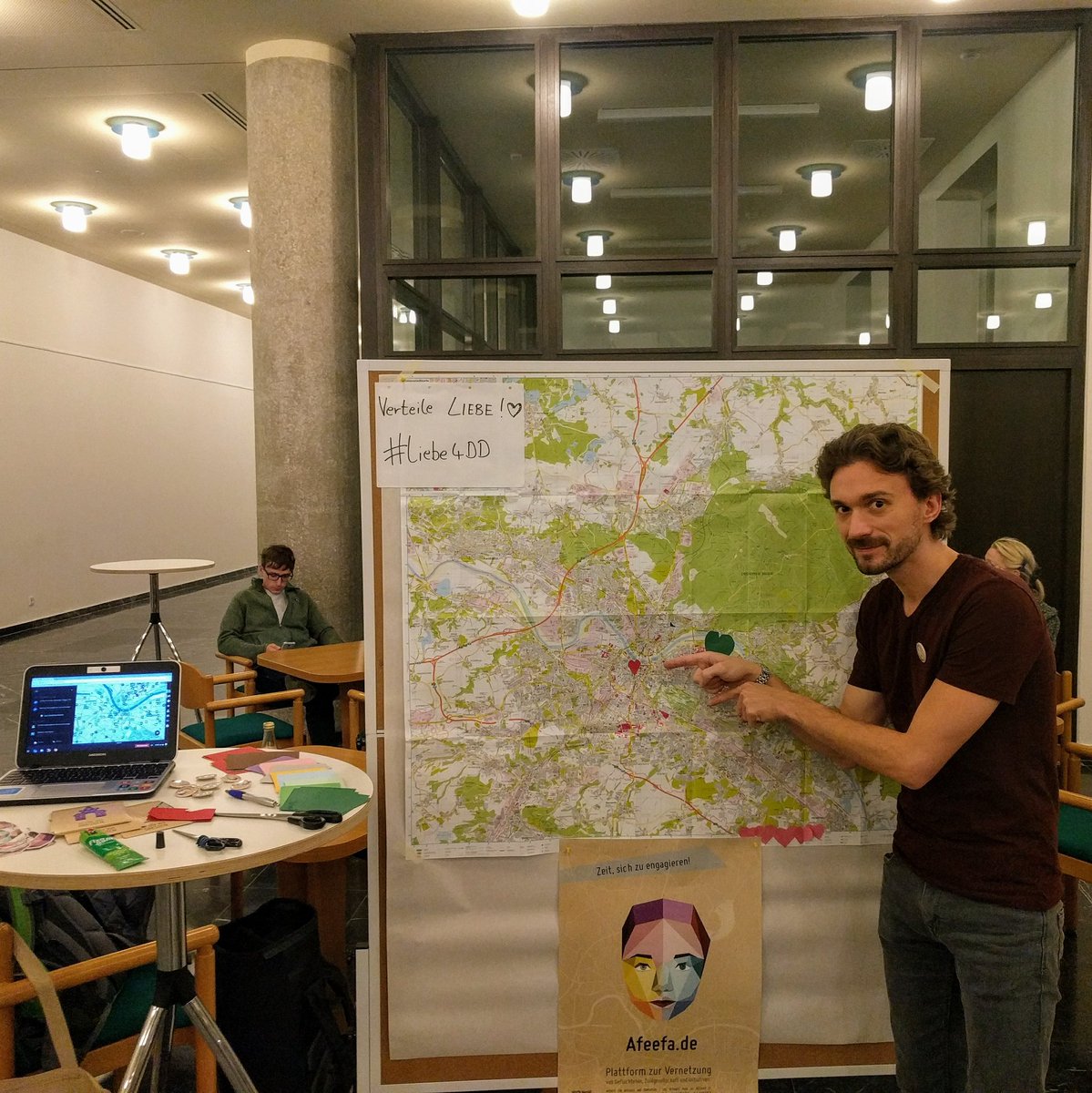 afeefade's tweet photo. Wir verteilen heute Abend weiter #liebe4DD! ♥ im #Rathaus zu den #storiesofchange #SOC https://t.co/oTUqz7xtRX