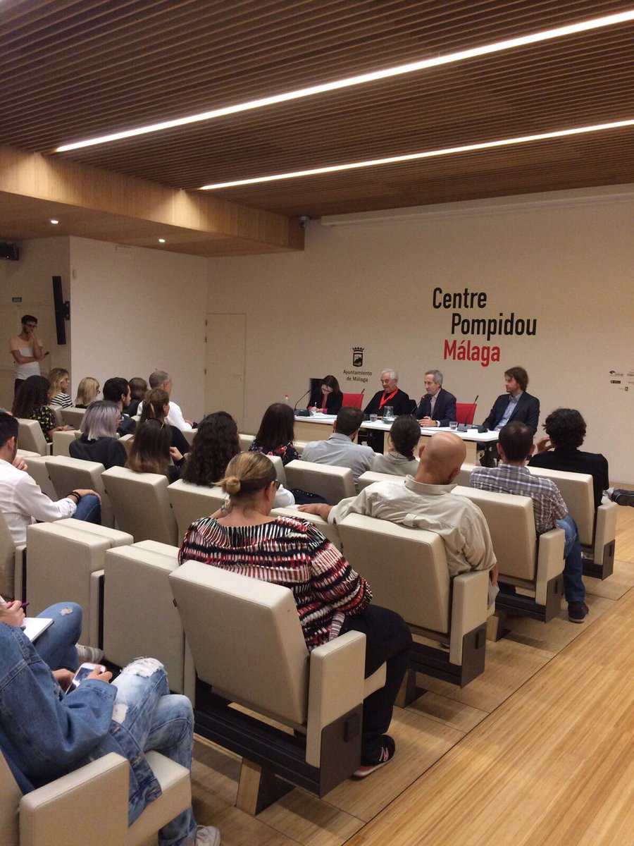 cpompidoumalaga's tweet photo. Comienza el encuentro con el público del artista #DanielBuren en el auditorio del @cpompidoumalaga . ¡Muchas gracias a todos por venir! https://t.co/YT7msEUrNS