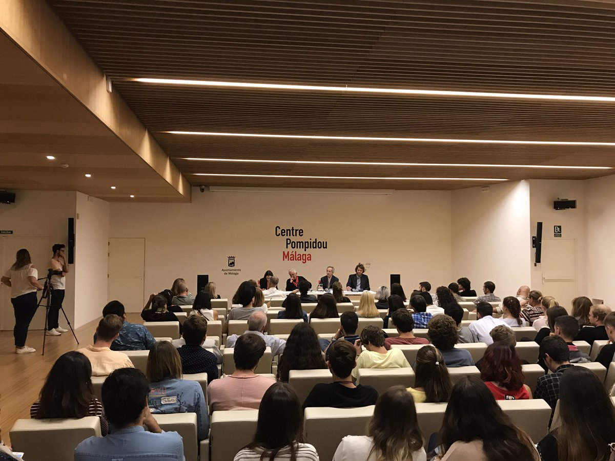cpompidoumalaga's tweet photo. Comienza el encuentro con el público del artista #DanielBuren en el auditorio del @cpompidoumalaga . ¡Muchas gracias a todos por venir! https://t.co/YT7msEUrNS