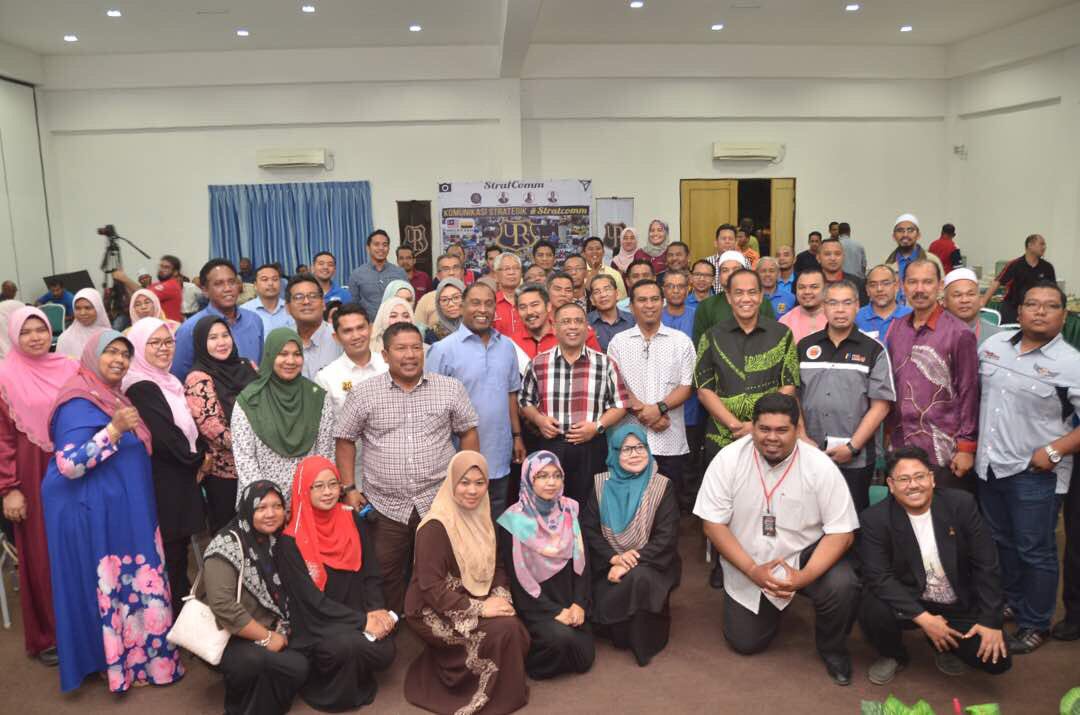 ZambryOfficial's tweet photo. #PermukimanMB : berinteraksi dgn unit penerangan yg melatih keupayaan menyampaikan kebenaran & menentang fitnah & pembohongan. https://t.co/ggfJW91GIA