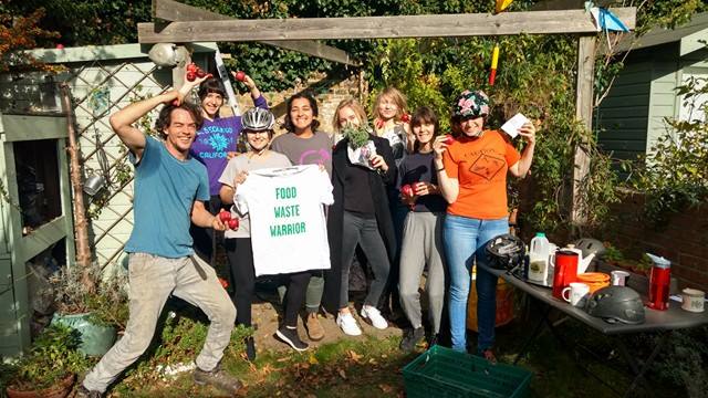 GleaningLDN's tweet photo. @feedbackorg #urbanharvest 2day! Its #ourbrightfuture &amp; we're #owningit Join 2moro 11am in #N15 for another harvest https://t.co/trjtCKh1rY https://t.co/45ZtF42NSg