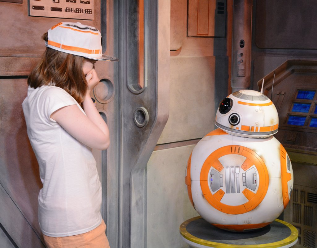 PancakeGabi's tweet photo. I got really overwhelmed when meeting this little guy. BB-8 is so dang cute! 🙈🙈🙈 #wdw #HollywoodStudios #WDWLarty https://t.co/Kggnpzk0S0