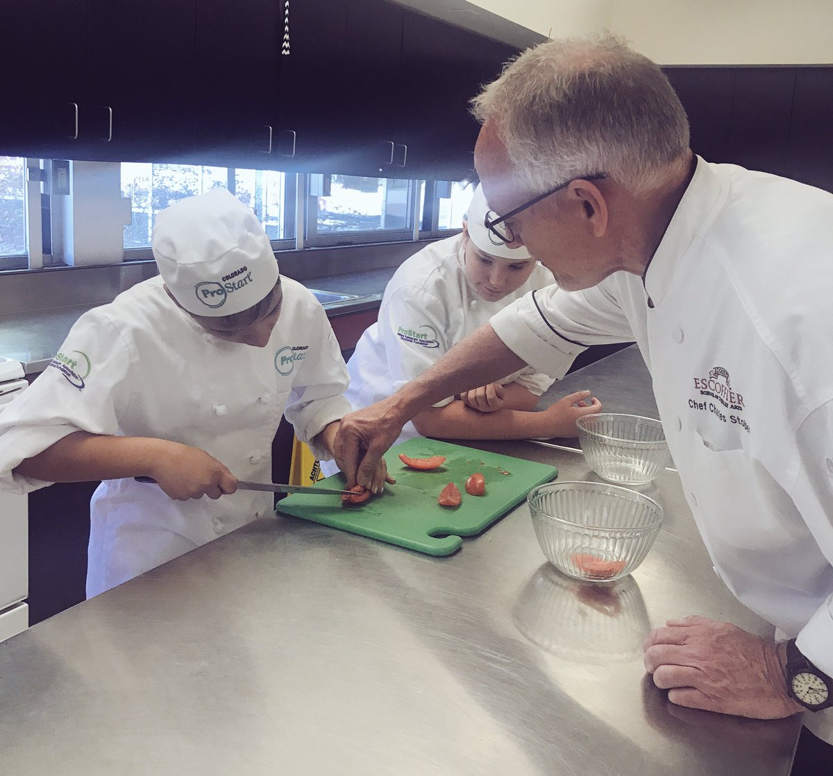 HospitalityD11's tweet image. Chef Chuck Stober from @escoffierschool coaching @CSSD11 @ProStart students on knife skills.  #masterthebasics #culinaryschool #scholarships
