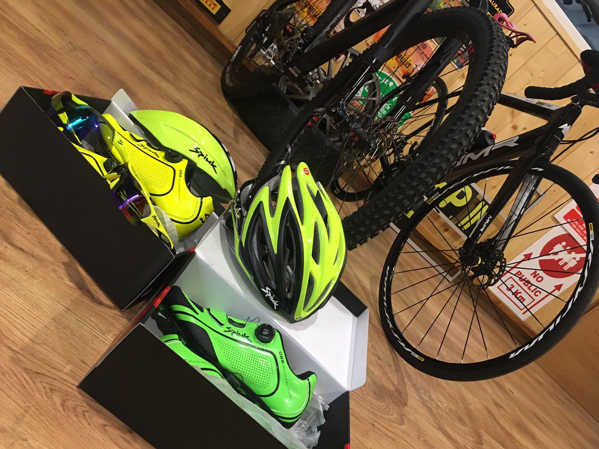 JASuarezOficial's tweet photo. Todo preparado para comenzar la pretemporada!😁😁💪🏻💪🏻🚀🚀
Con el mejor material gracias a @SPIUKSportline y @MMRBikes !
#workharddrivefast https://t.co/iMOqFJqy1J