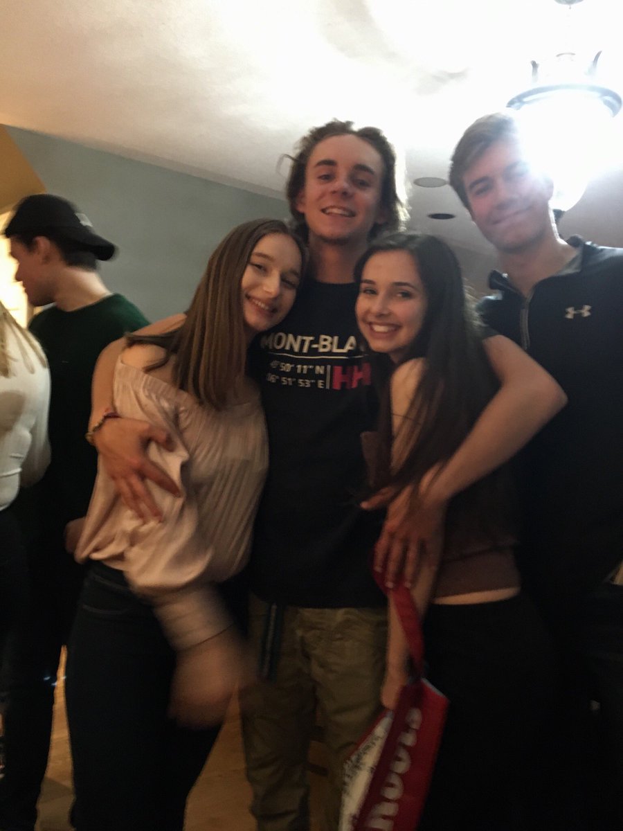 EricaMac35's tweet photo. HAPPY BIRTHDAY BFF💕 have the best day ever ily and imy🍻 https://t.co/nZhI5DrlOw