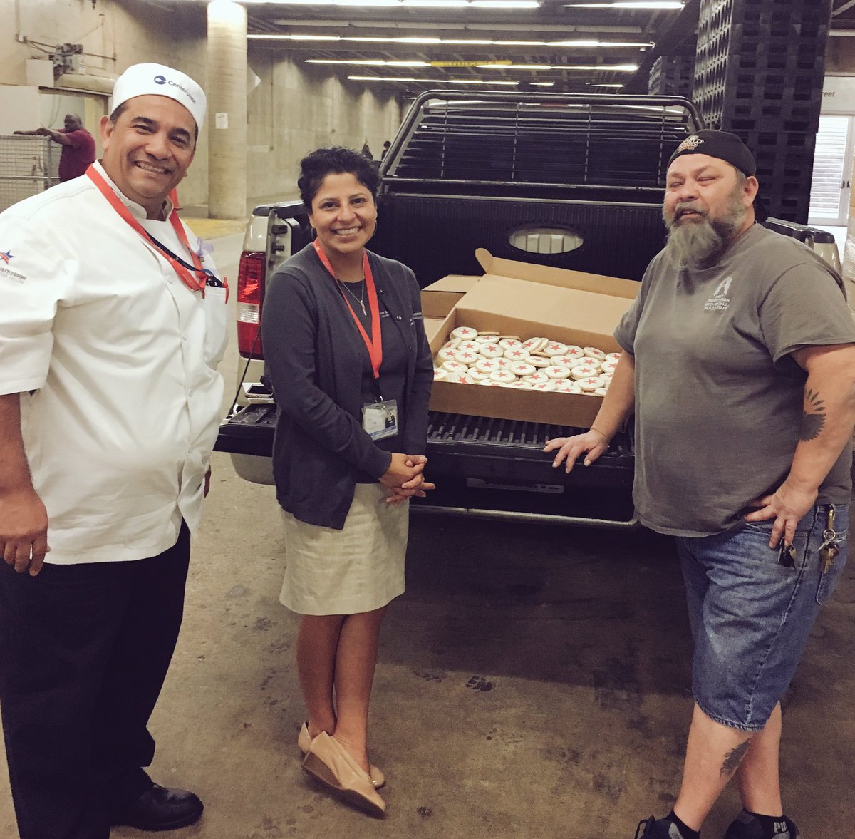 KBHCCDallas's tweet photo. A winning collaboration 2 feed the homeless & be green! Thx @centerplate 4 joining us 2 provide cookies 4 @TheBridgeHRC #GoodNeighborProgram https://t.co/17L8uydO9U