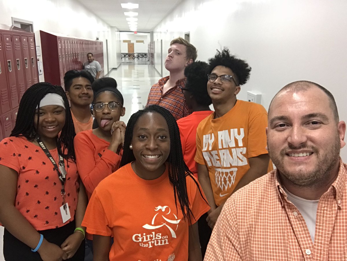 MrWilliamsWaves's tweet photo. CTE 1st 2nd 3rd periods celebrating #unityday2017 for #antibullying @NorthWakeCCA
#wearorange
#IssaManagement
#SuiteLifeofCM
#wavesfam https://t.co/9V6Pc6UmWt