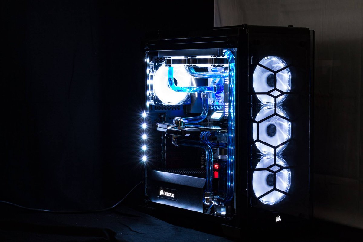 CORSAIR's tweet image. We&apos;re mesmerized by this stunning build put together by @Yereckt. 

Check it out! ➡️