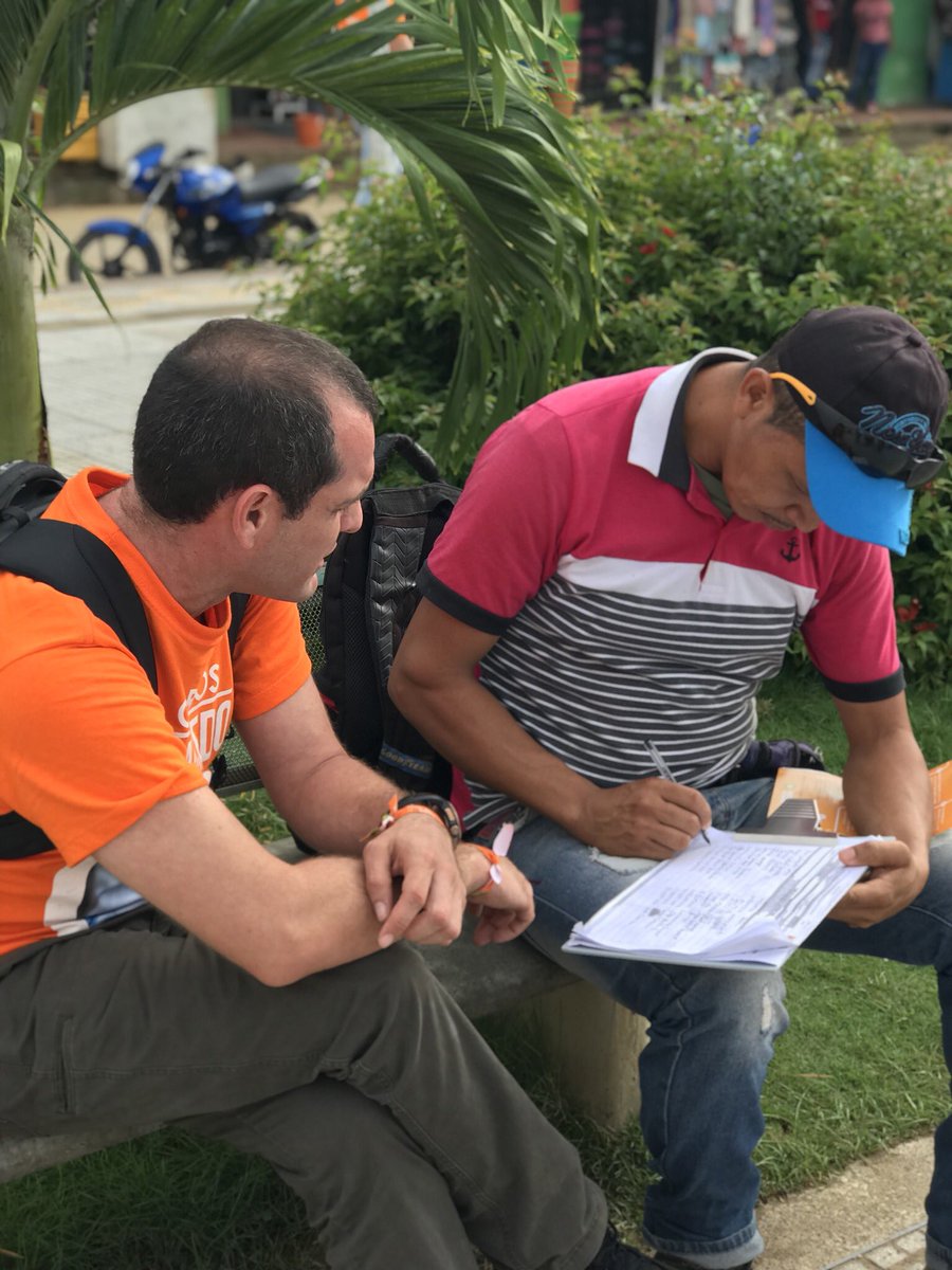 Cacr_16's tweet photo. Hoy madrugamos a Recoger firmas en el CARMEN DE BOLÍVAR. #BusdelCambio @carlosecaicedo @fzciudadana #FirmePorColombia https://t.co/jL7iQ9rtQh