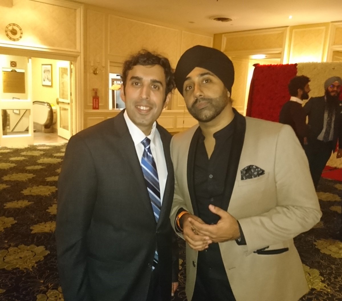 Great to meet <a href="/Jassisidhu/">Jassi Sidhu</a> at <a href="/TheSikhAwards/">The Sikh Awards</a> after my programming his #SohniLagdhi music vid w/ <a href="/Skyvirker/">Jazz Virk</a> at many film fests over the yrs