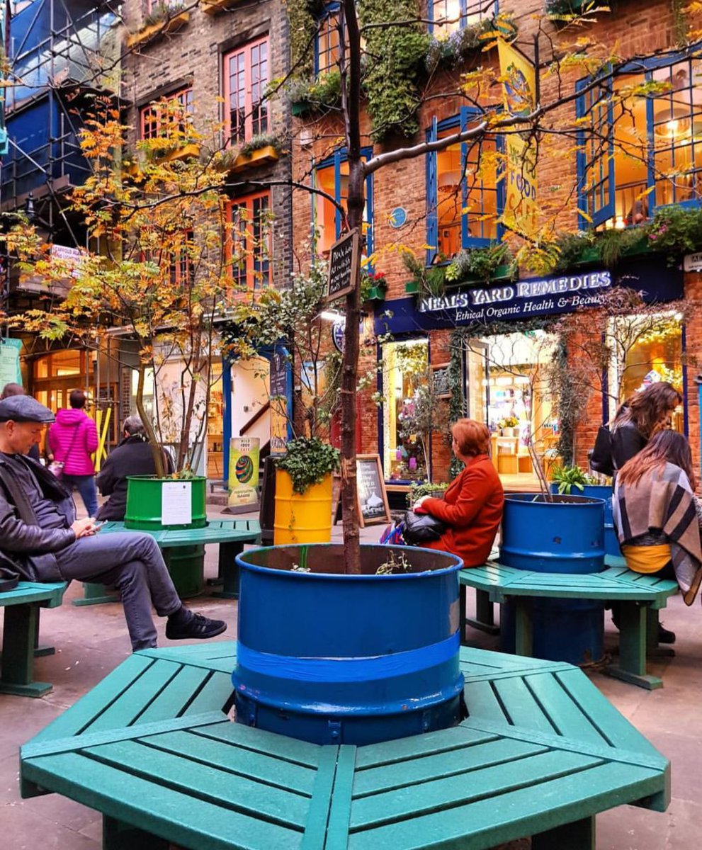 AboRateel2015's tweet photo. ساحة نيل (neal's yard) 
WC2H 9DP #لندن 
قريبة من كوفنت جاردن تتميز بالالوان مبهجه التمشية ف دهاليزها سعادة👌
@tjareb_rima https://t.co/anzrpR91Aj