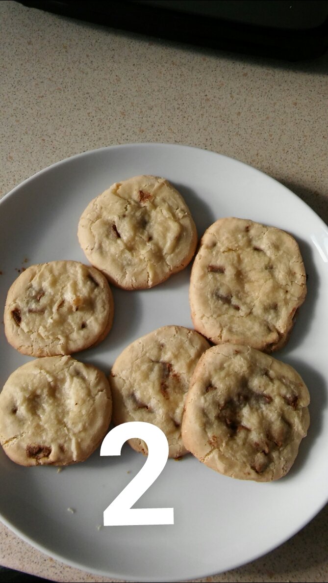 sarahth0222's tweet photo. Which Choco Chip cookie looked better? @RogerPhillip25 @Chef_Coleby @ChefGOliver
#firstbaking in #Newhome https://t.co/iYKDNRi50i