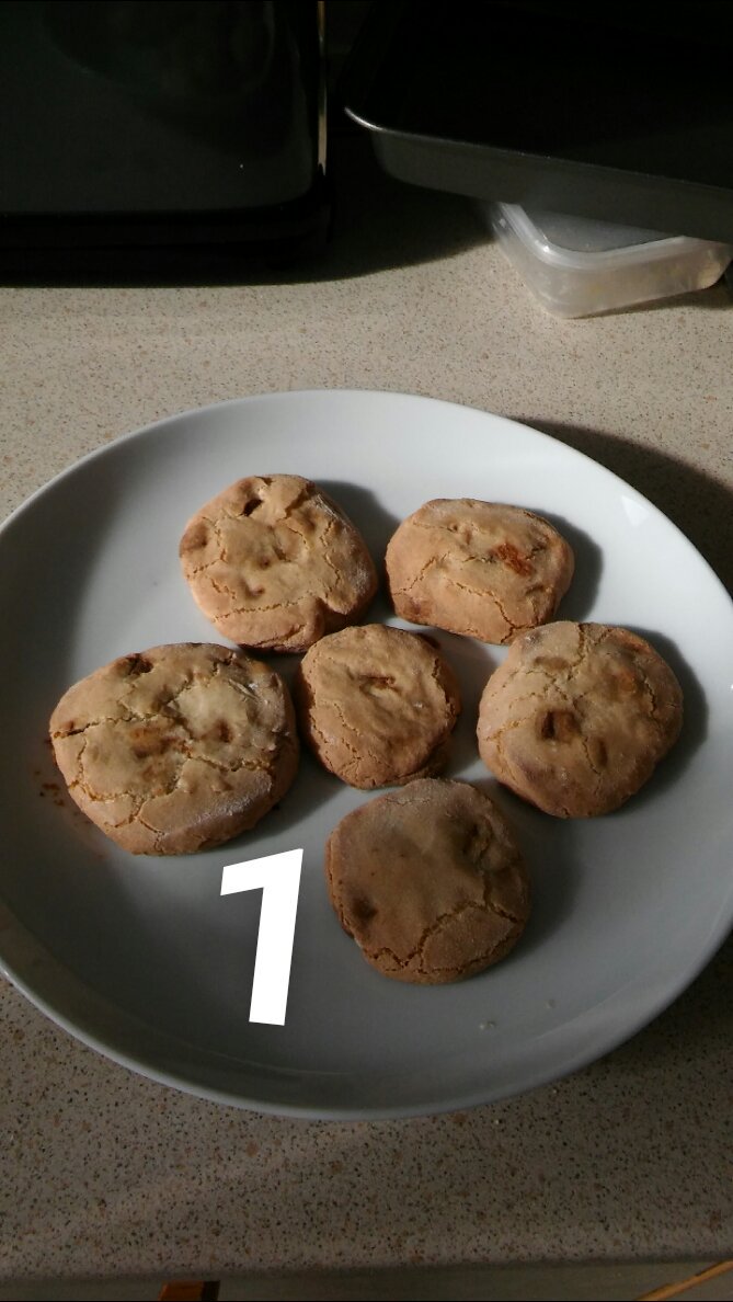 sarahth0222's tweet photo. Which Choco Chip cookie looked better? @RogerPhillip25 @Chef_Coleby @ChefGOliver
#firstbaking in #Newhome https://t.co/iYKDNRi50i