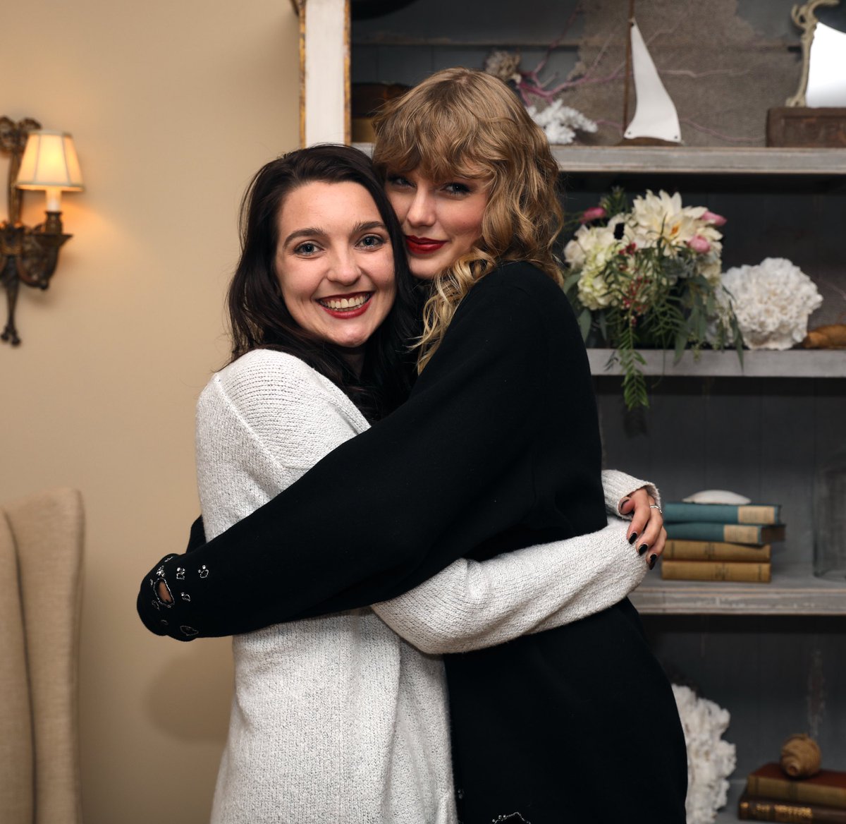 lb244's tweet photo. A week ago one of my dreams came true! I always had said I wanted to meet @taylorswift13 and hangout and get to hug her! 💁🏽🐍🐾🎧🎬 https://t.co/lr6AUxo3pZ