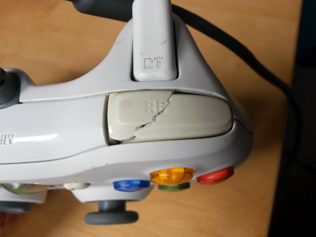 MatoLabu's tweet photo. #LoL #wtf #anotherbrokenxbox360pad https://t.co/eh8fj1VmJB