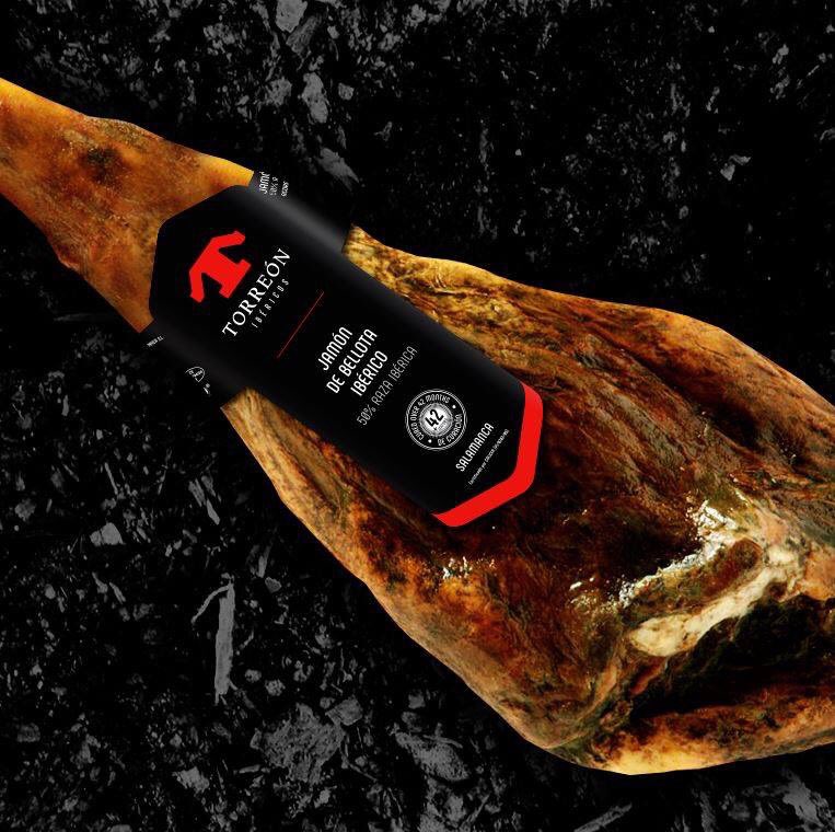 idi_studio's tweet photo. Los #jamones de @ibericostorreon ya lucen sus nuevas #vitolas. #diseño #imagencorporativa #packaging #admasd https://t.co/1APg9sZAPy