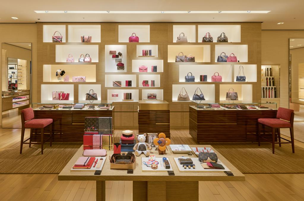 Louis Vuitton Japan 先日リニューアルオープンしたルイ ヴィトン そごう千葉店 より明るく洗練された店内ではレディース メンズの新作をはじめ 新たに ギフティング コレクションの取扱いも開始 多彩なラインナップとともに皆様のご来店をお待ちし