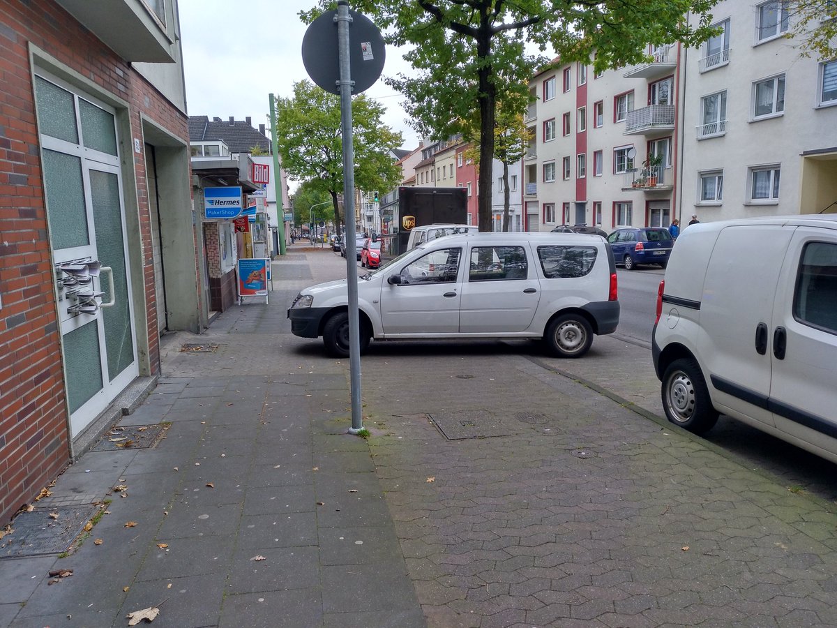 Throki's tweet photo. Einfach parallel zur Straße wäre ja wirklich zu einfach gewesen. #gnarr #Autodeppen https://t.co/ThhiD3XOCE