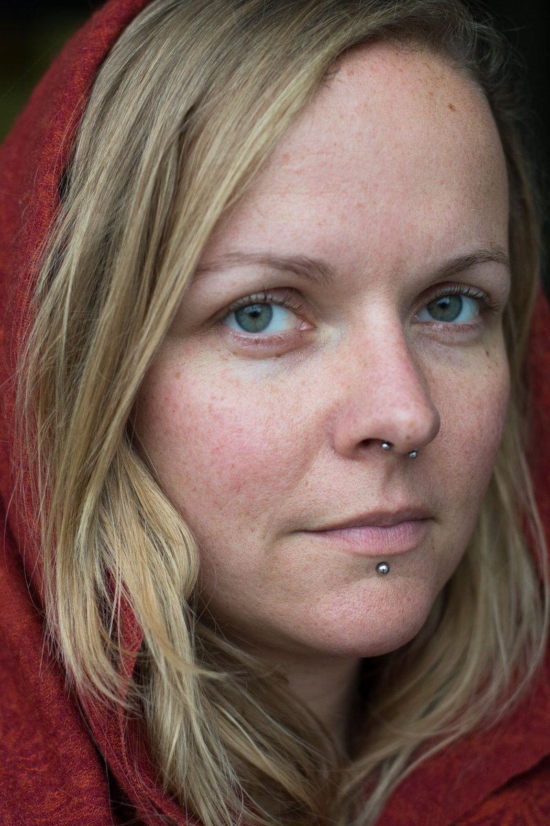 De rode draad: vrouwen op de foto met dezelfde shawl vertellen wat 'vrouw zijn' voor hun betekent    bit.ly/2yNBGKA