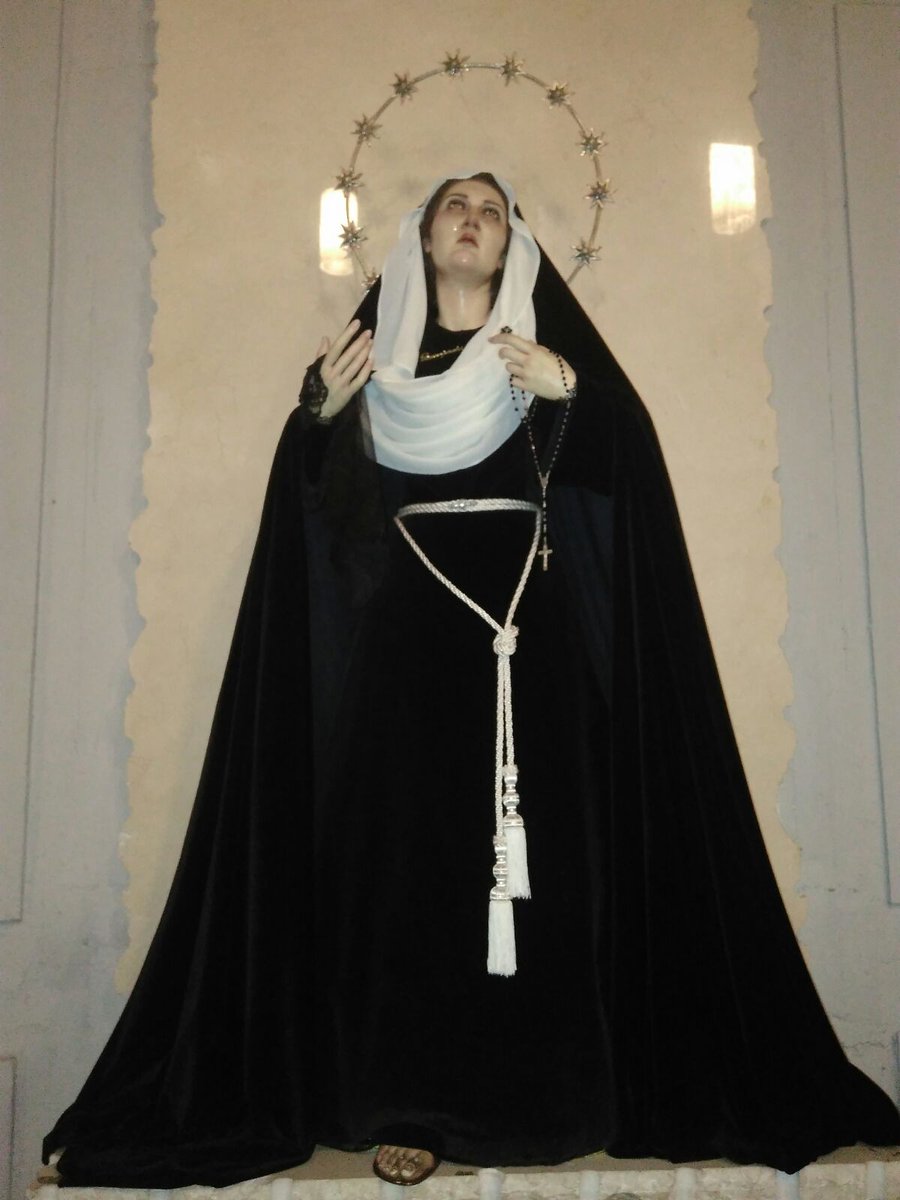 Ntra. Sra. de los Desamparados ya luce ataviada de luto.