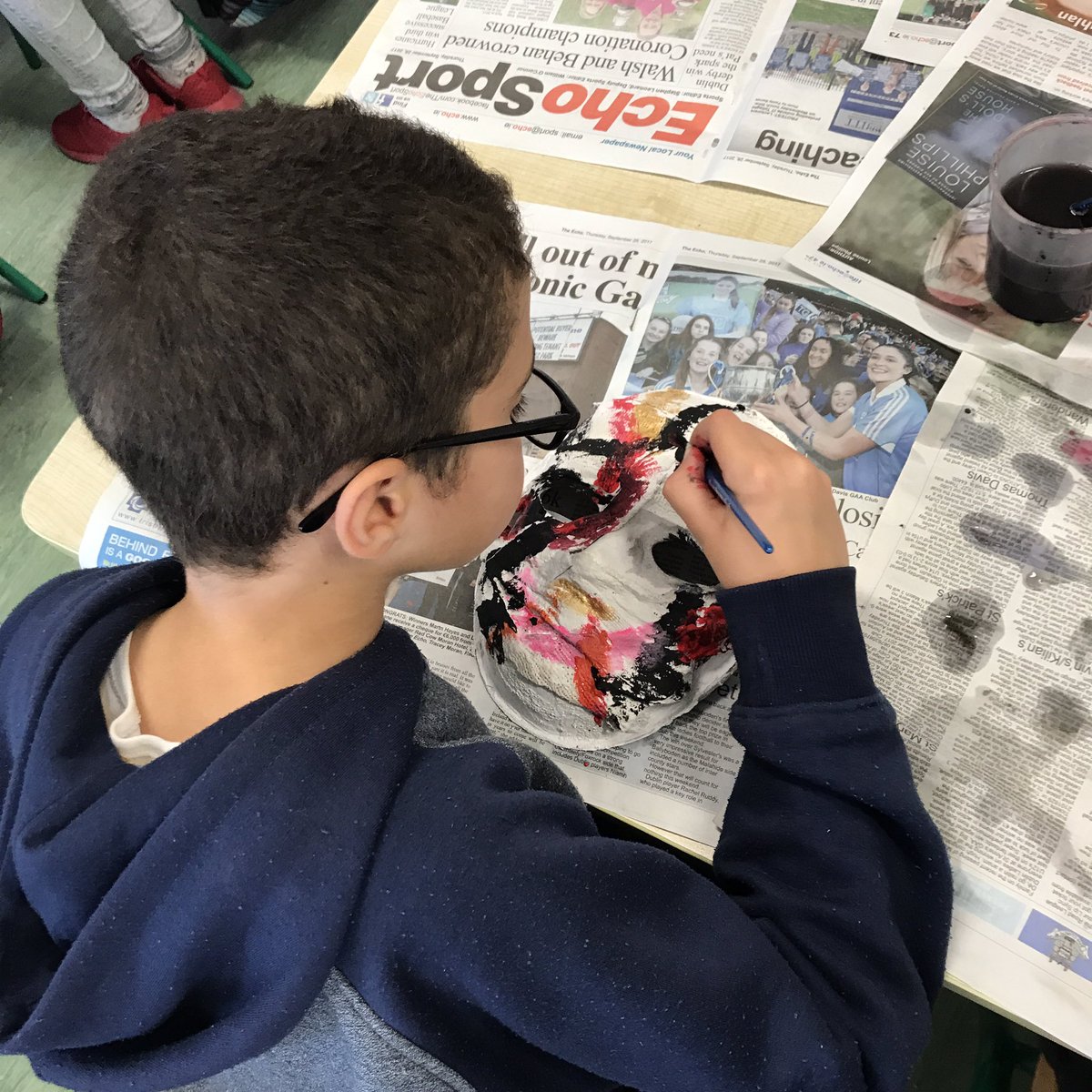 eskerpaula's tweet photo. Painting modroc masks today! @EdcoHalloween #halloweenart #art #school #halloween #fun # https://t.co/5u4p04S7jO