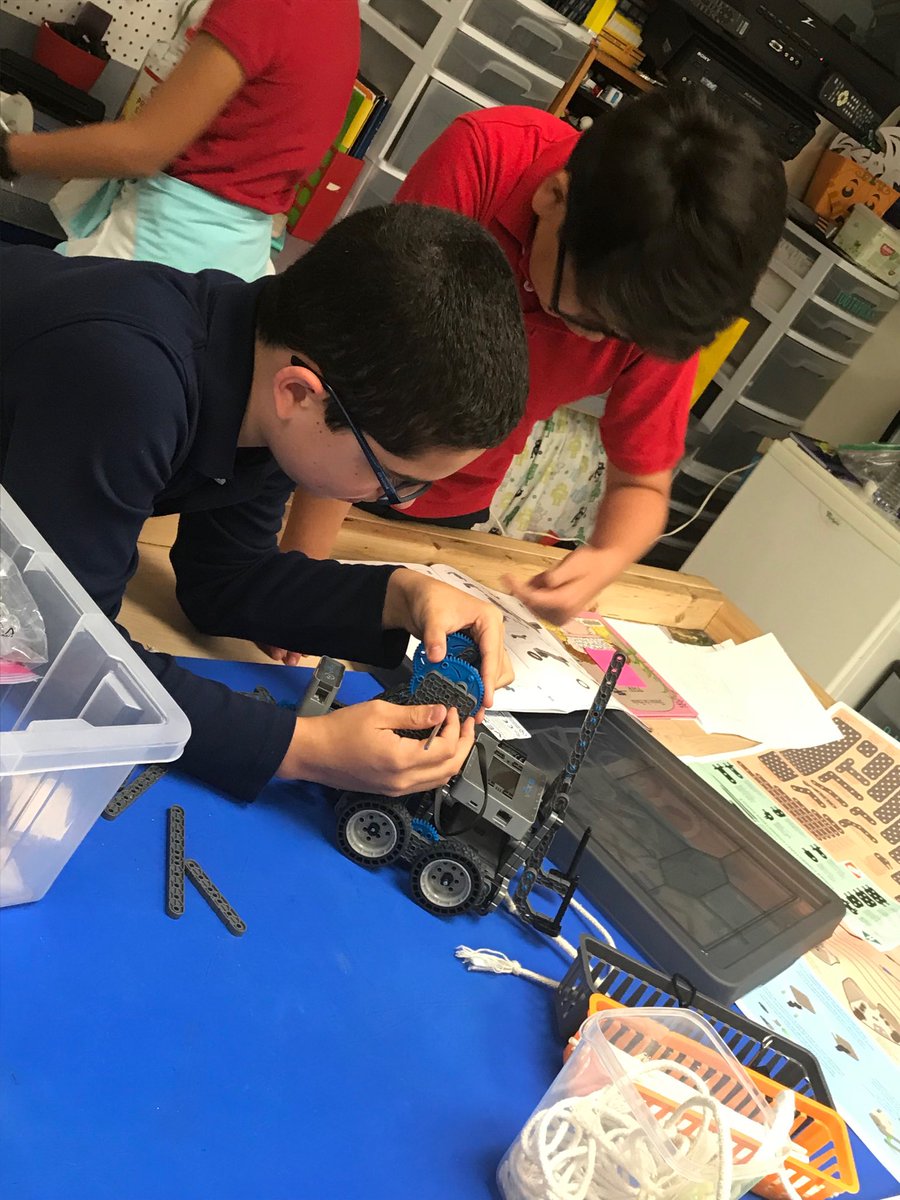 MANATEESTEM1's tweet photo. @VEXRobotics is in full rebuild mode! #engineersintraining  #fun #learningisfun @BrowardSTEM @BrowardOSPA @CityofWeston @APManatee https://t.co/YNhRrMGrLC