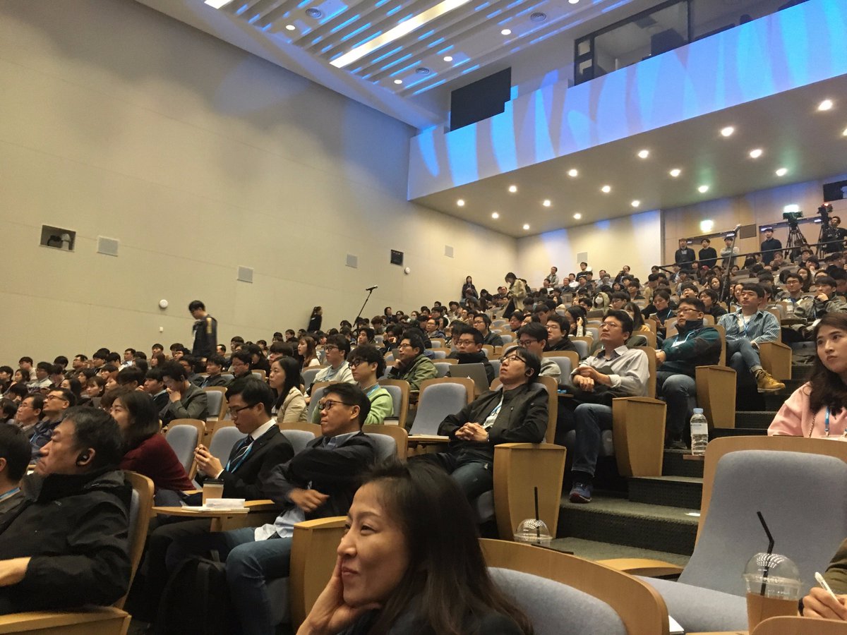 fusetools's tweet image. Fuse CEO @mr60fps at #soscon talking about the future of app design &amp;amp; development 📱 with @fusetools leading the way. #AppDev #ux