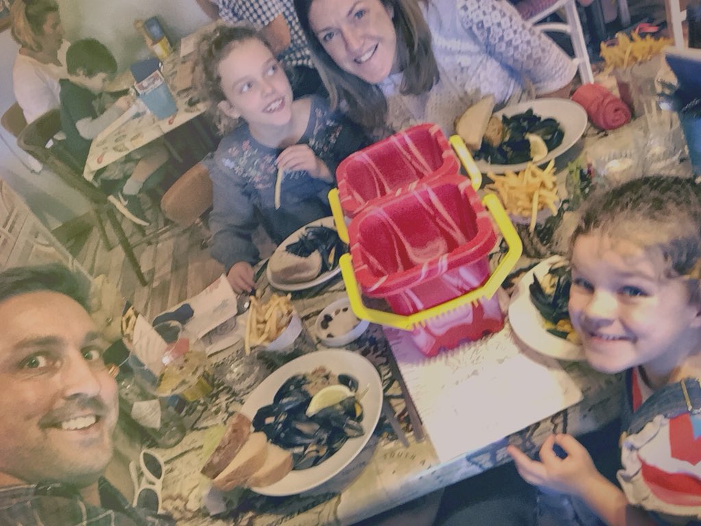 thorne_neil's tweet photo. Safe to say that The Thornes are Moules fans @theoystershack #oystershack #salcombeholidays #favrestaurant https://t.co/ksuPtzSsUk