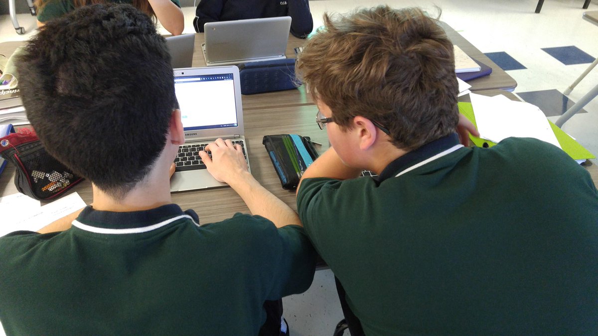 LapChristine's tweet photo. Le calcul des angles en maths à l'aide de Scratch! #MPM1D #SamFierté #LaserEtFier https://t.co/qosTJ452L4