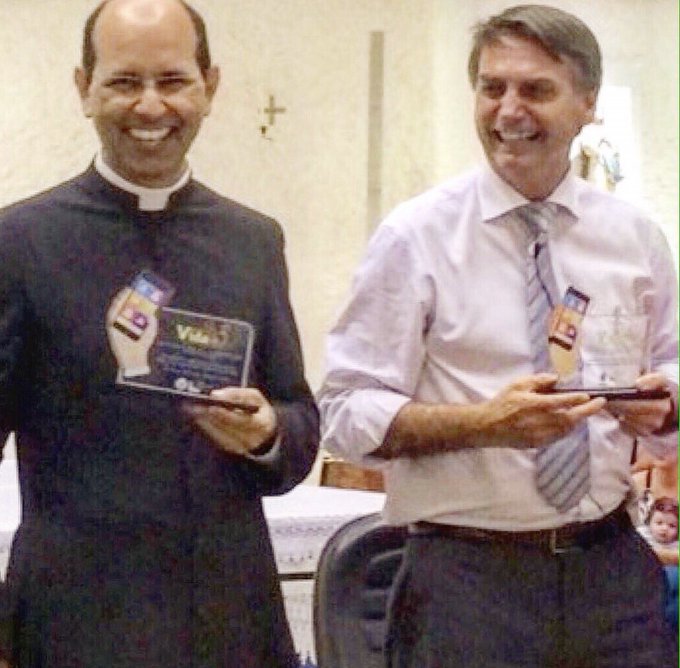 Bolsonaro posta foto ao lado de Padre Paulo Ricardo, elogiando seu trabalho